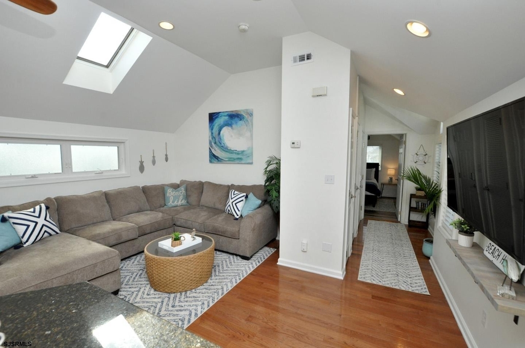 104 N Dudley Ave - Photo 2