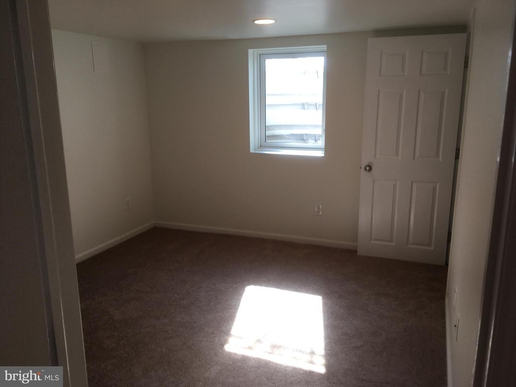 120 Green Ave - Photo 1