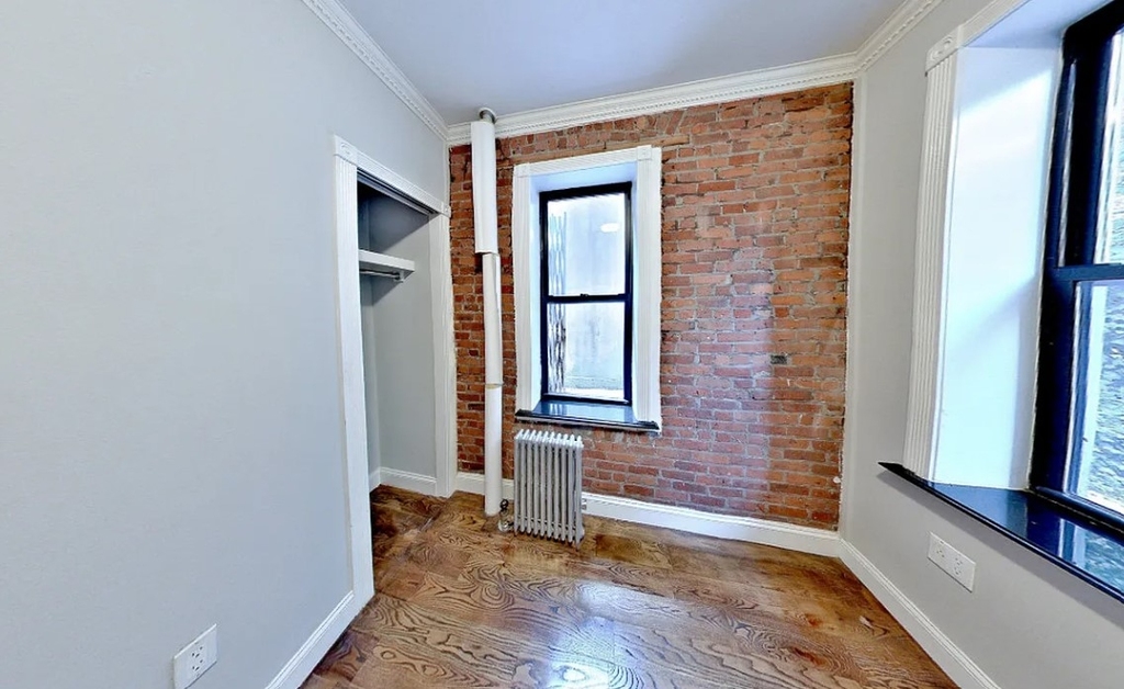 East 7th Street - Photo 3