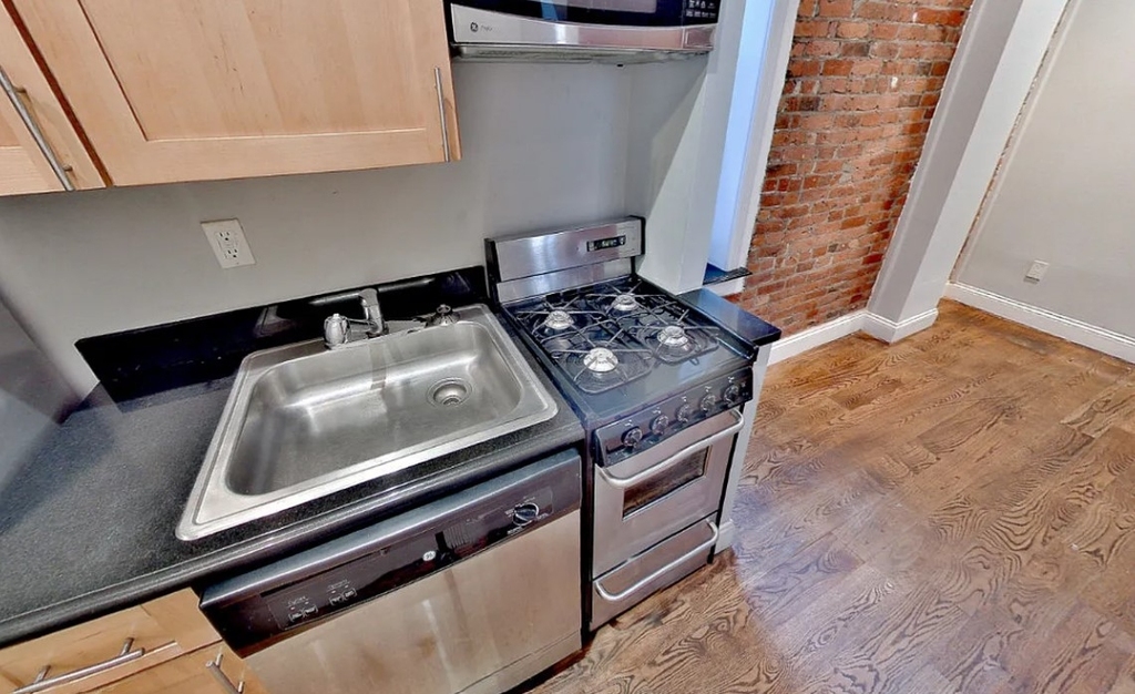 East 7th Street - Photo 4
