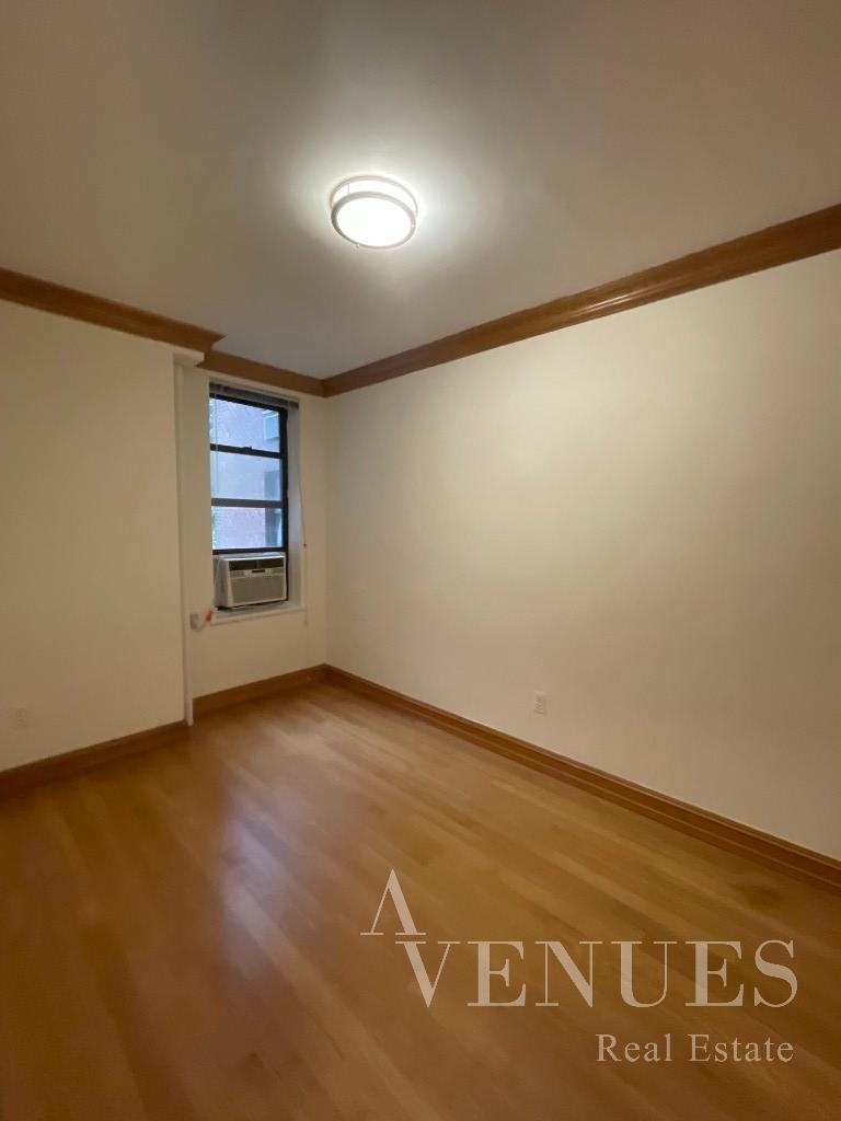 York Avenue - Photo 3