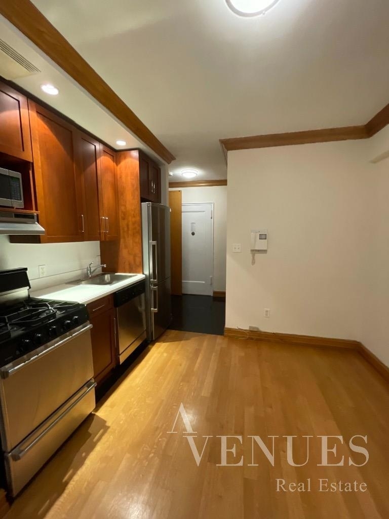 York Avenue - Photo 1
