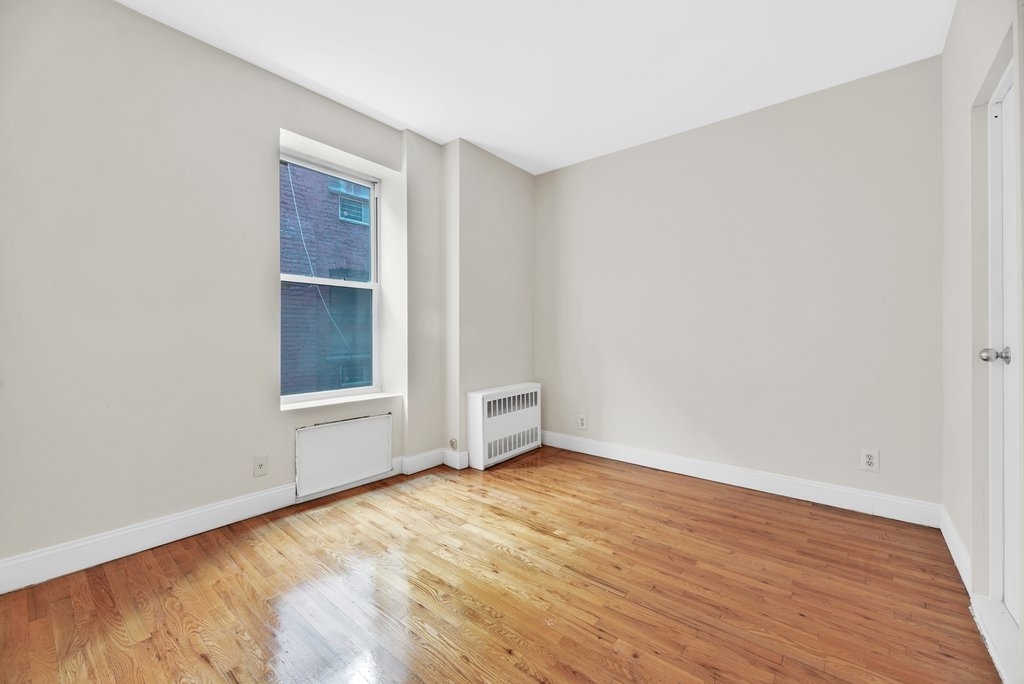 East 25th Street, Unit 3b - Photo 3