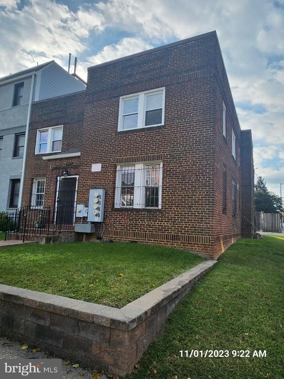 1601 E St Ne - Photo 1