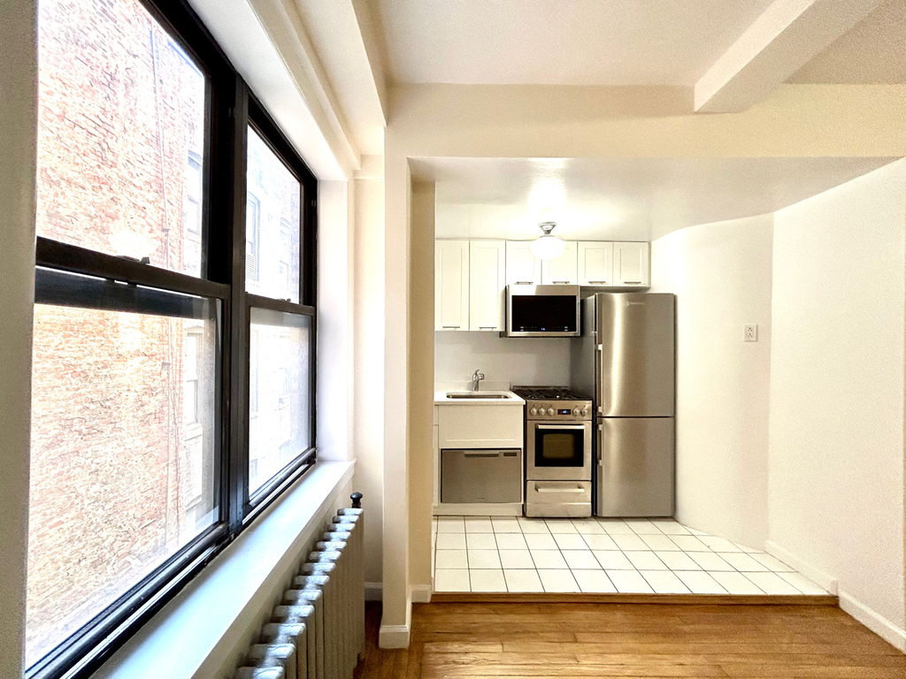 Amsterdam Ave & 102nd St - Photo 3