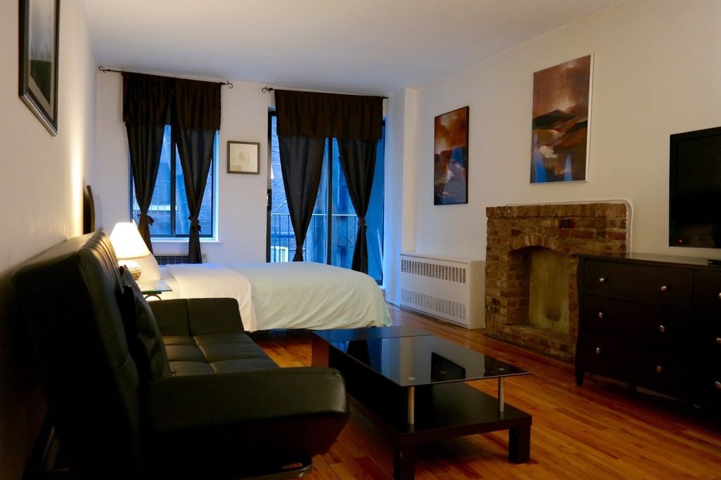 165 East 89th Street - Photo 1