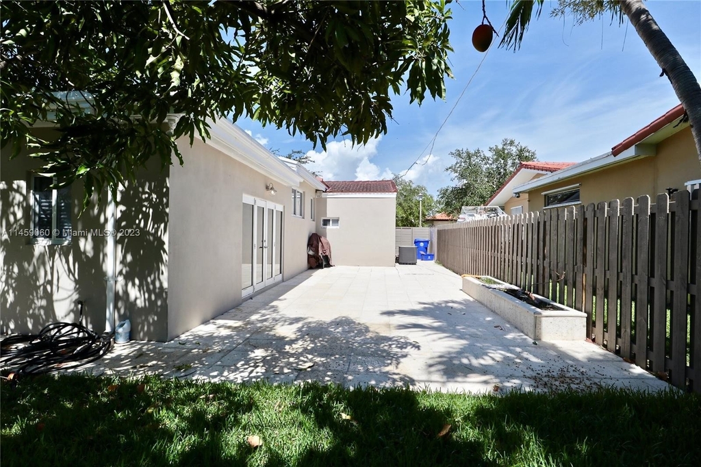 1661 Sw 32nd Place - Photo 10