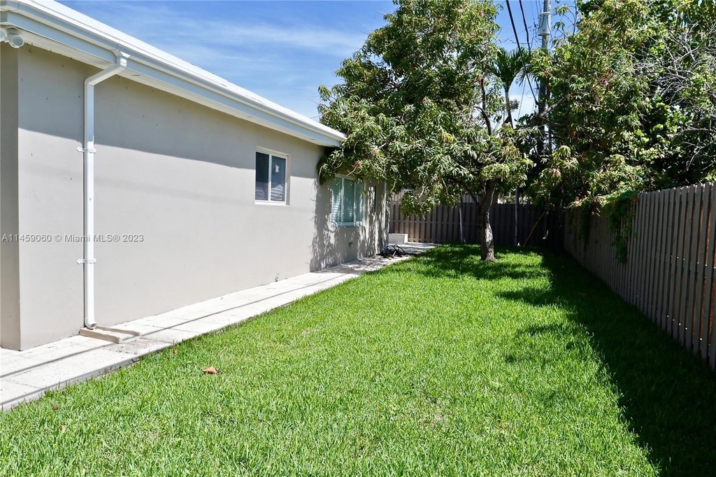1661 Sw 32nd Place - Photo 13