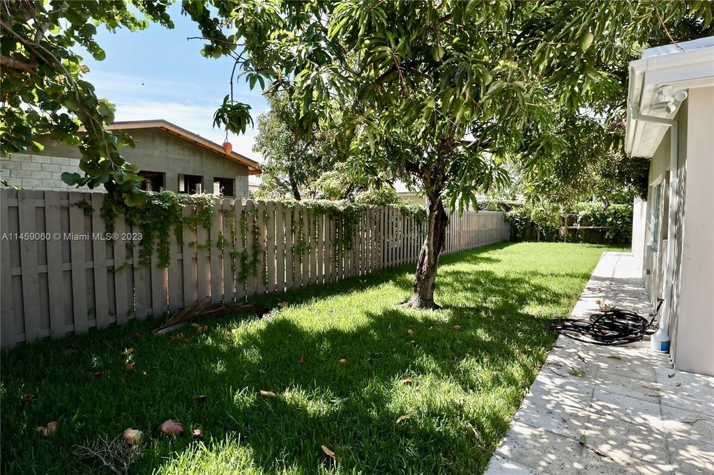 1661 Sw 32nd Place - Photo 11