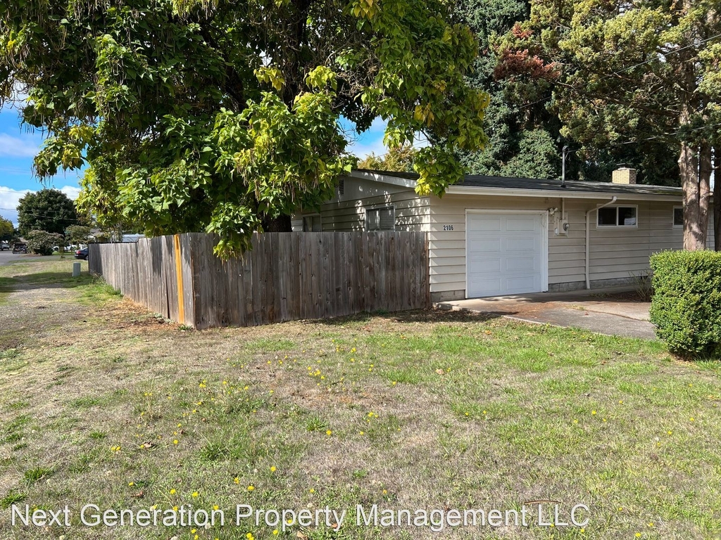 2106 Golden Gardens St. - Photo 2