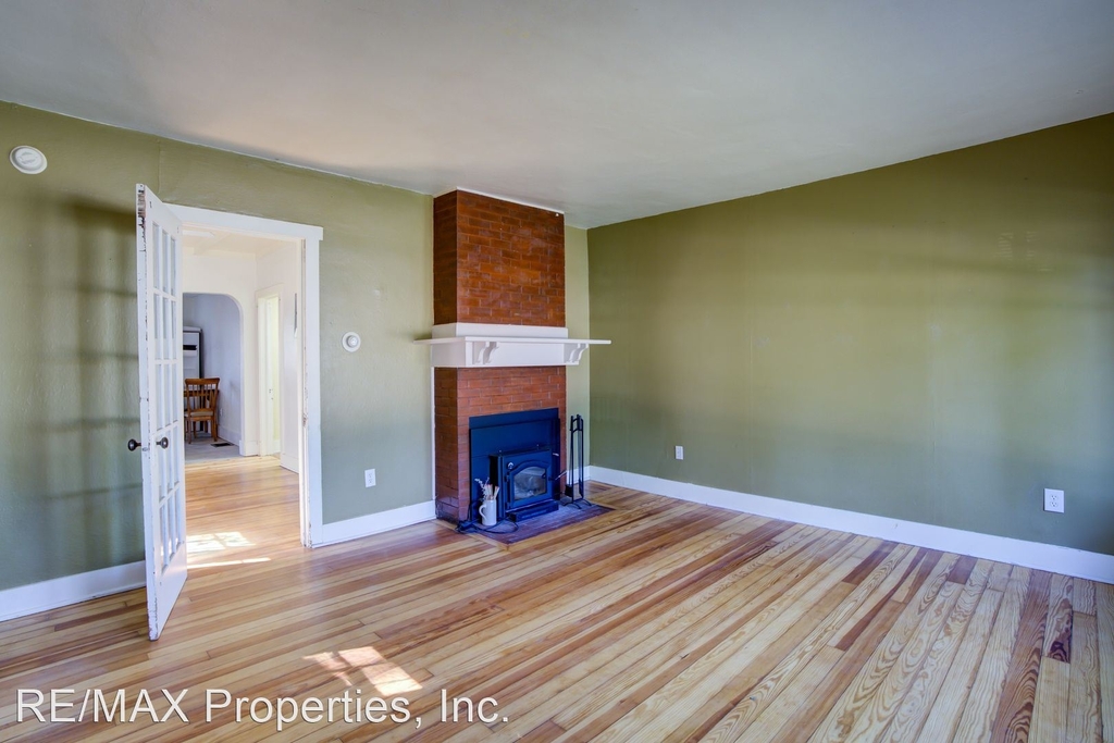 323 E Dale St - Photo 2