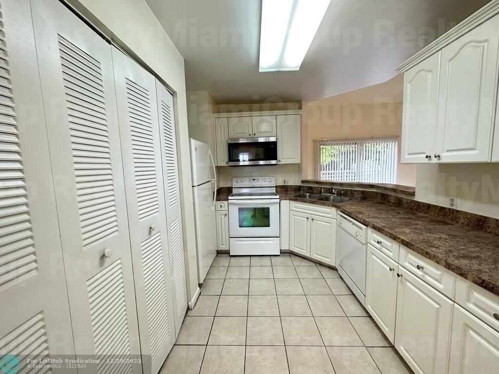 3417 Nw 44th St - Photo 4