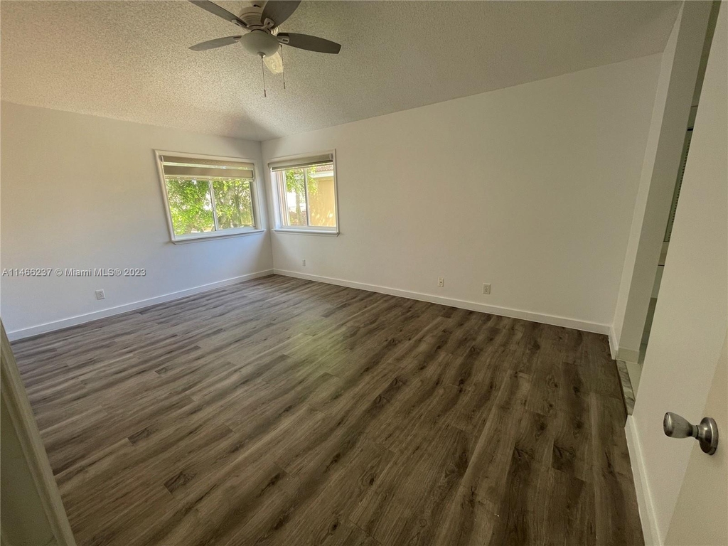 11199 Lakeview Dr - Photo 8
