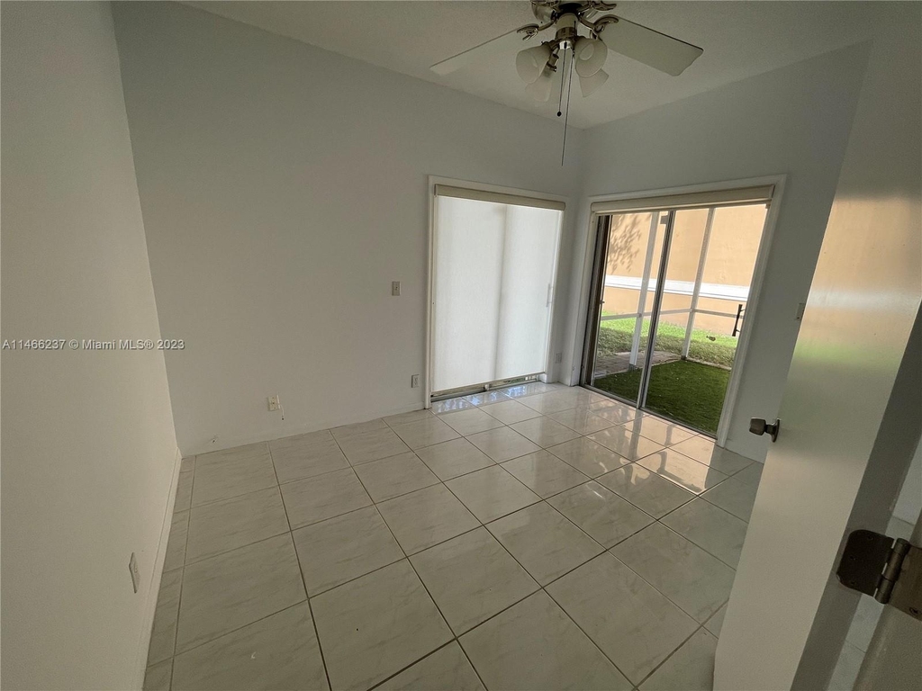 11199 Lakeview Dr - Photo 2