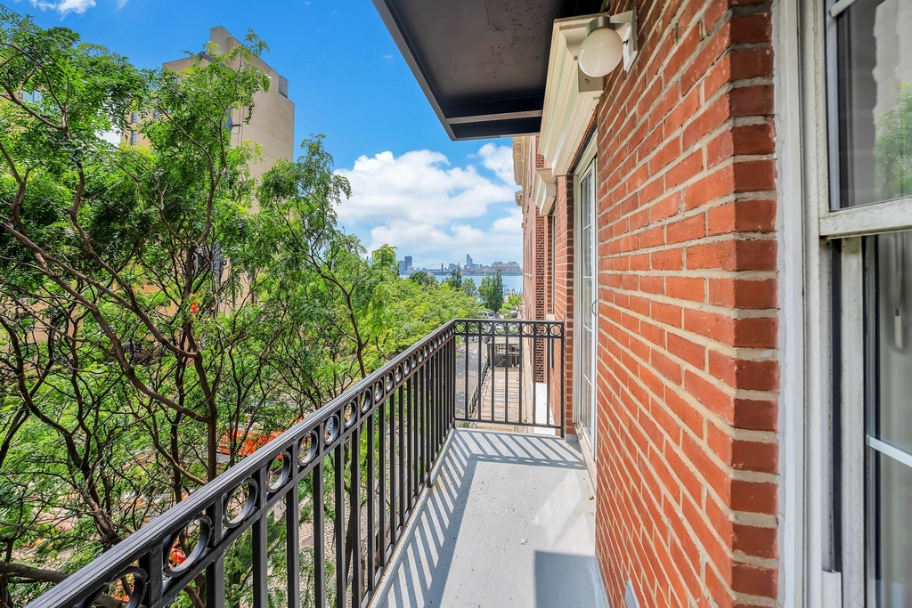 111 Jane St - Photo 12