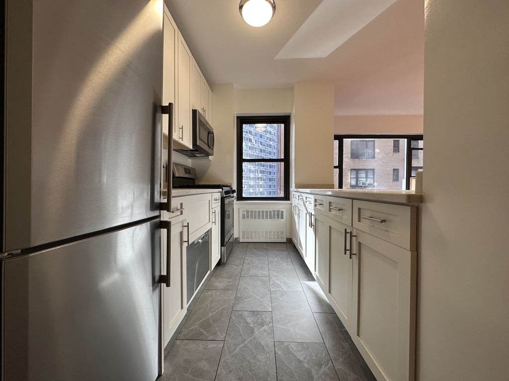 East 55th Street - Photo 5