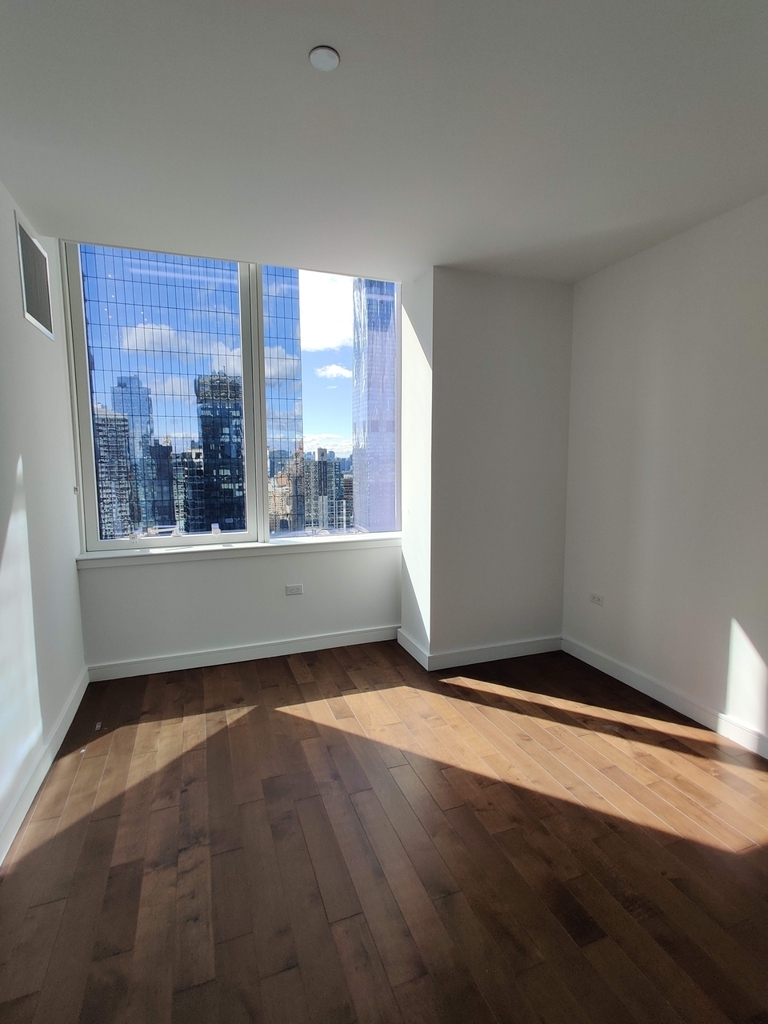 10th Ave/34 - Photo 4
