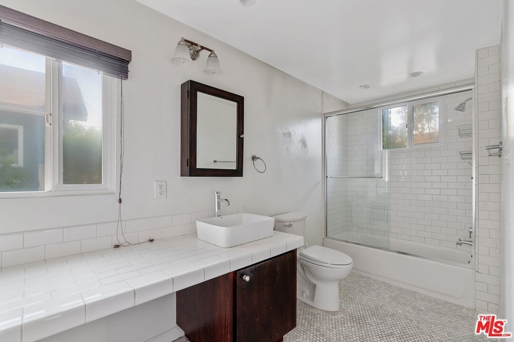 1242 N Commonwealth Ave - Photo 10