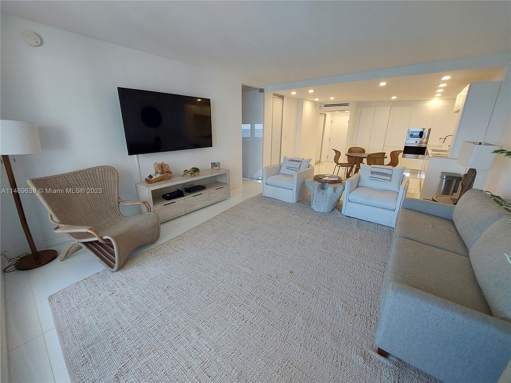 2301 Collins Ave - Photo 2