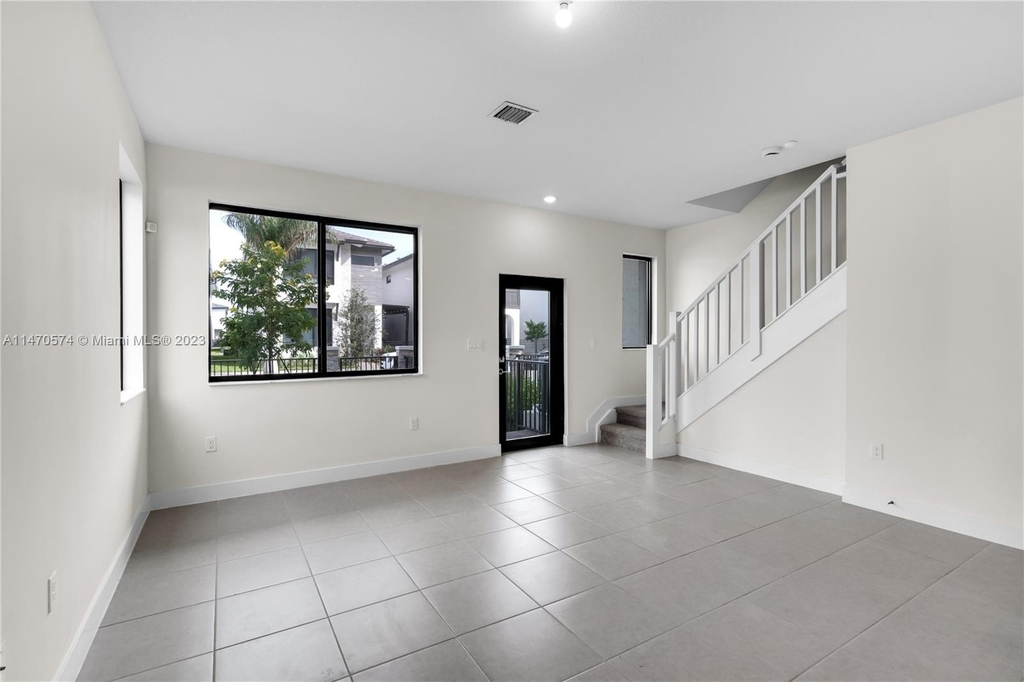 8082 Nw 42nd St - Photo 4