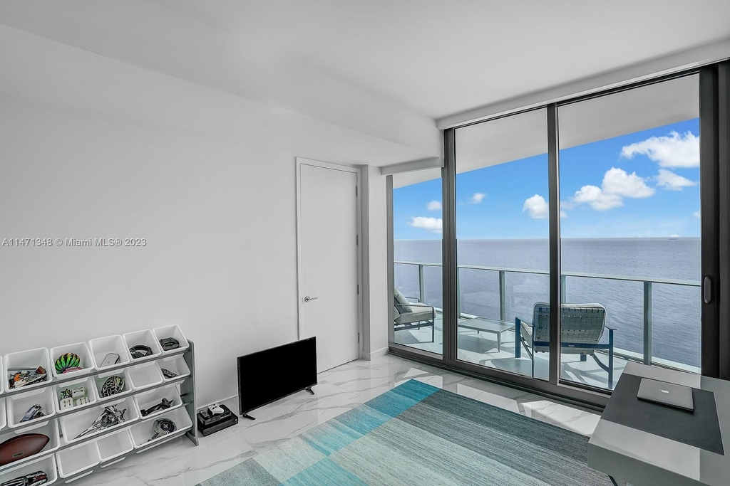 15701 Collins Ave - Photo 13
