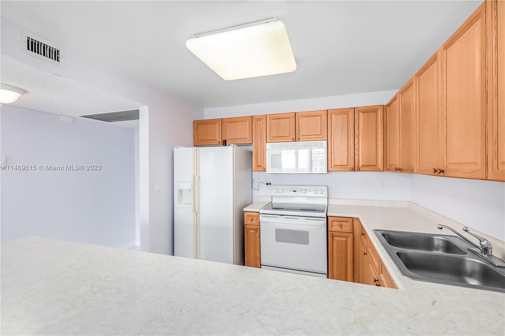 2301 Collins Ave - Photo 11