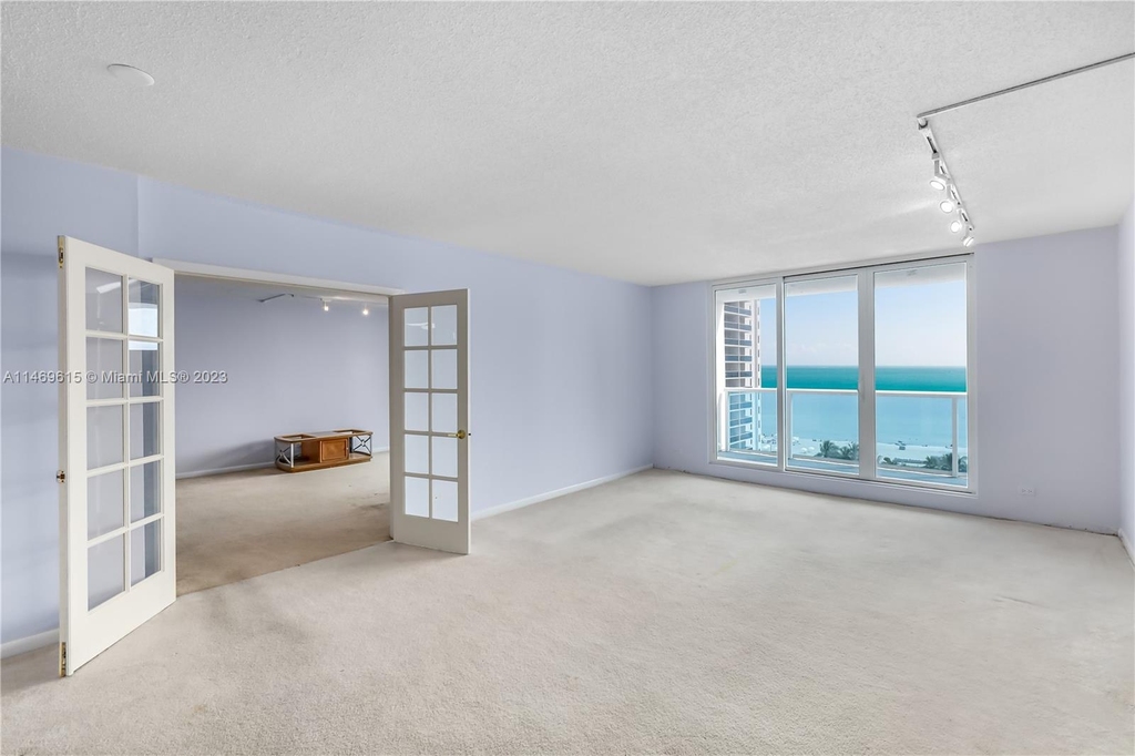 2301 Collins Ave - Photo 8