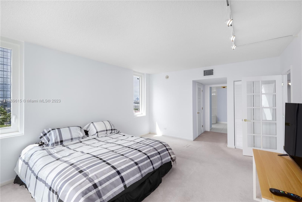 2301 Collins Ave - Photo 14