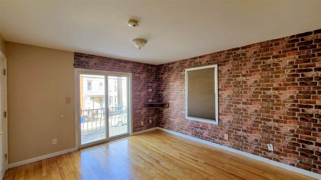 55 Grace St - Photo 1
