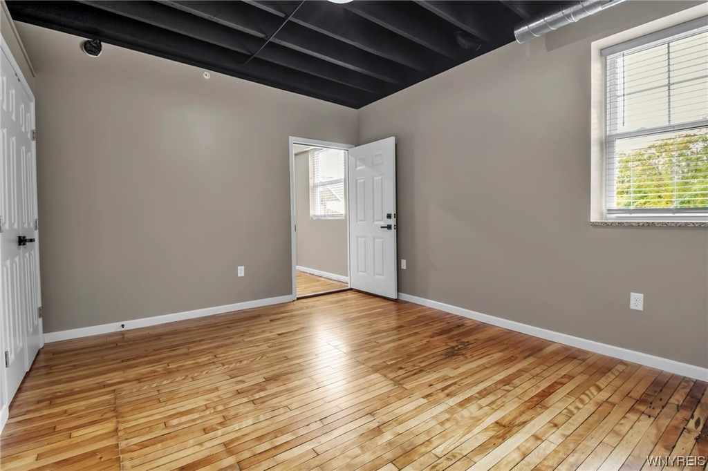 126 E Niagara Street - Photo 10