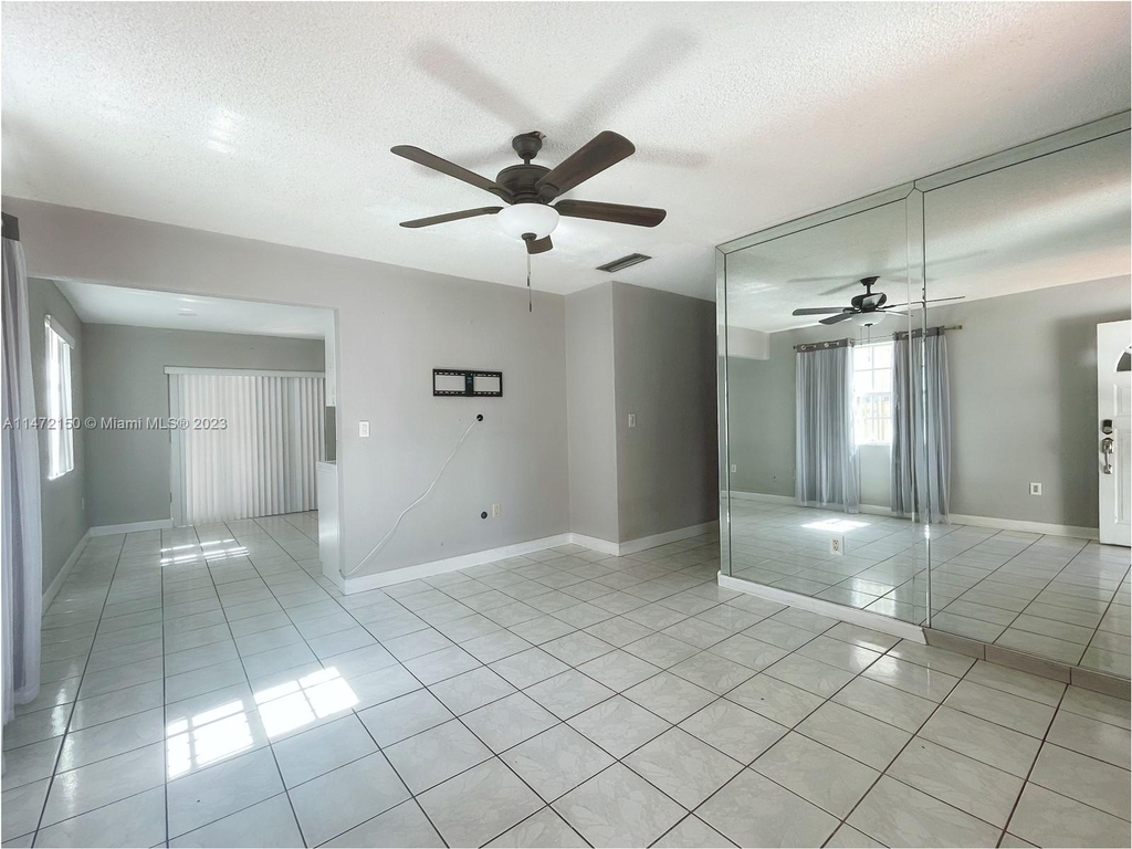 1554 Nw 24th Ct - Photo 5