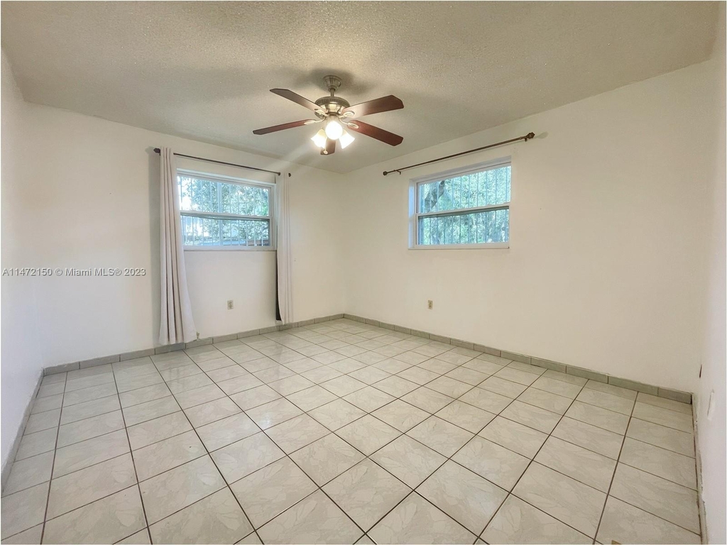 1554 Nw 24th Ct - Photo 20