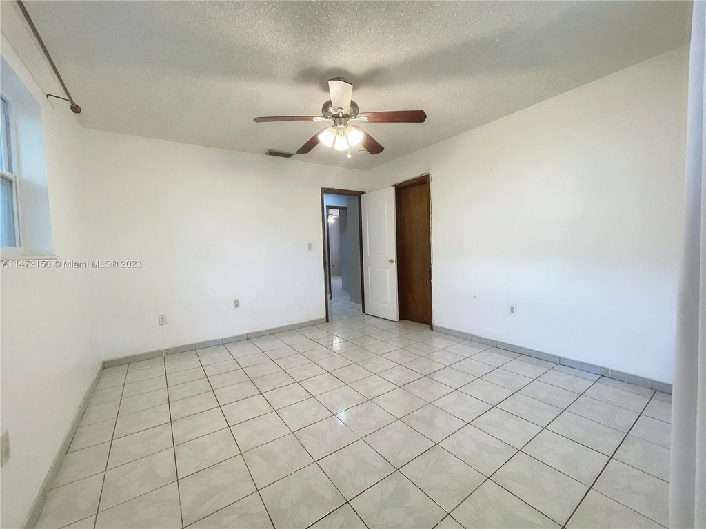 1554 Nw 24th Ct - Photo 21