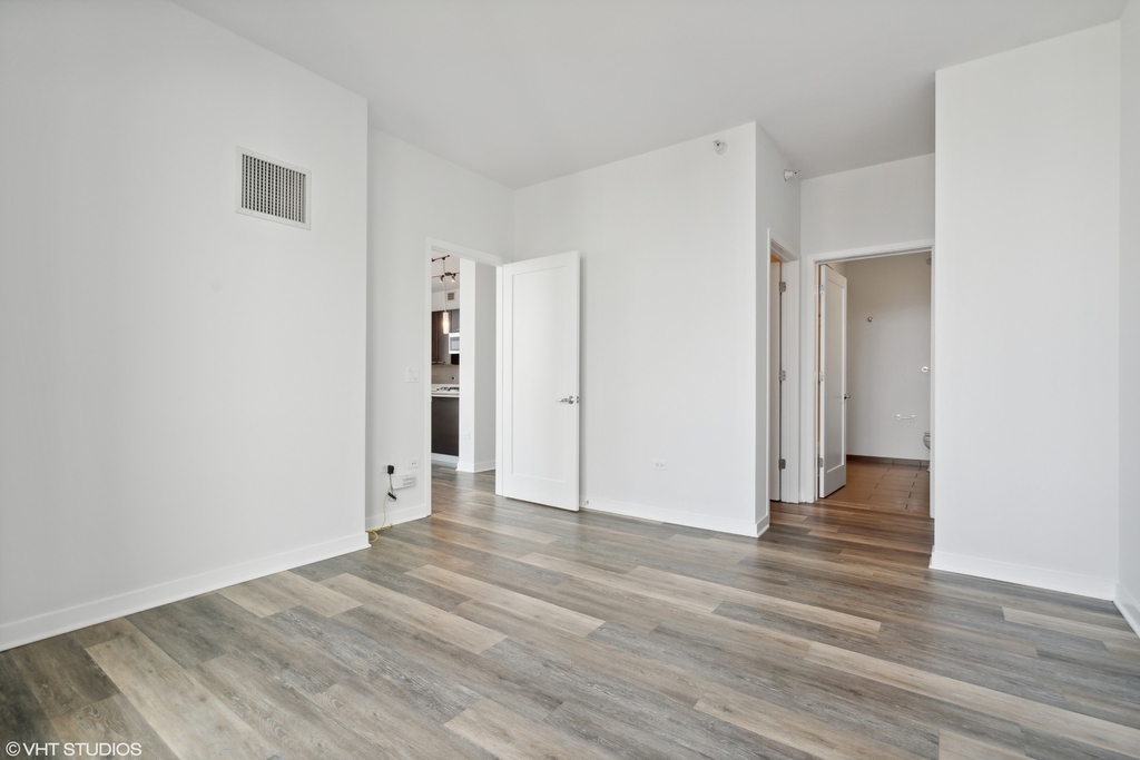 469 W Huron Street - Photo 6