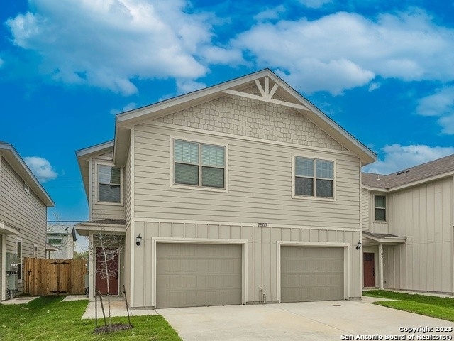 2411 Lynwood Bend - Photo 0