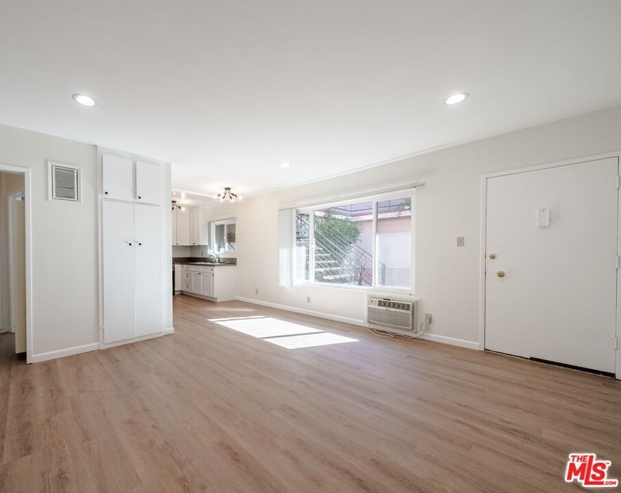 13343 Victory Blvd - Photo 2