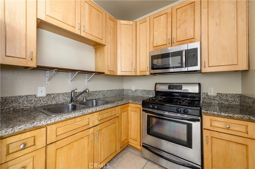 1241 W 37th Place - Photo 9