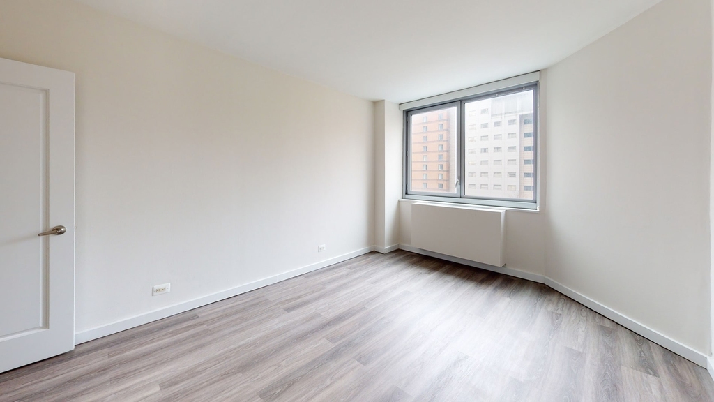 401 East 34th Street - Photo 4