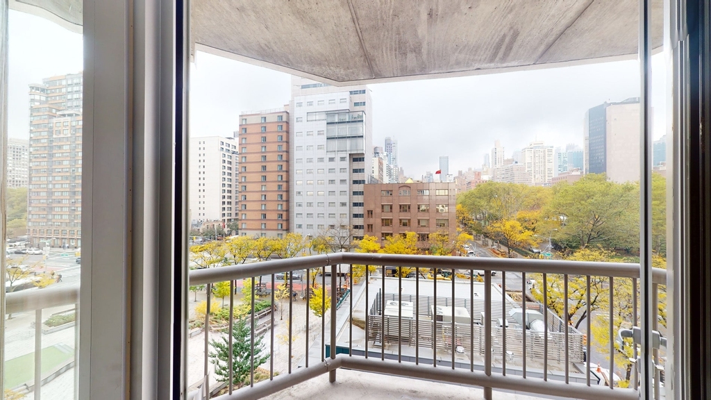 401 East 34th Street - Photo 8