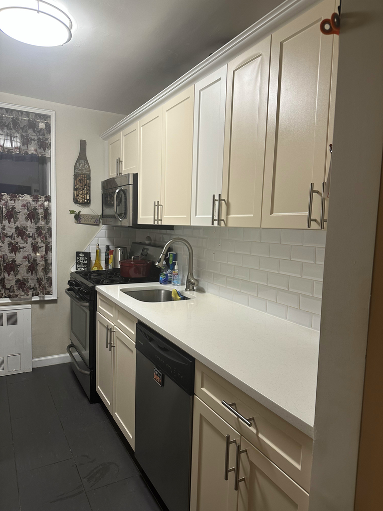 84-50 Austin Street - Photo 0