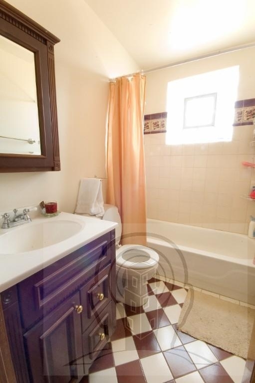 638 W Drummond - Photo 1