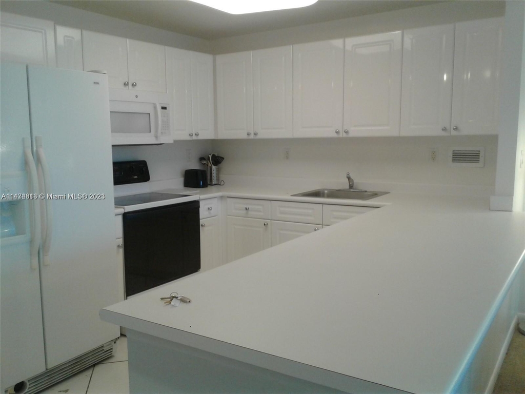 2301 Collins Ave - Photo 17