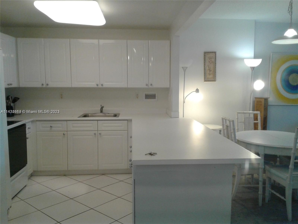 2301 Collins Ave - Photo 18