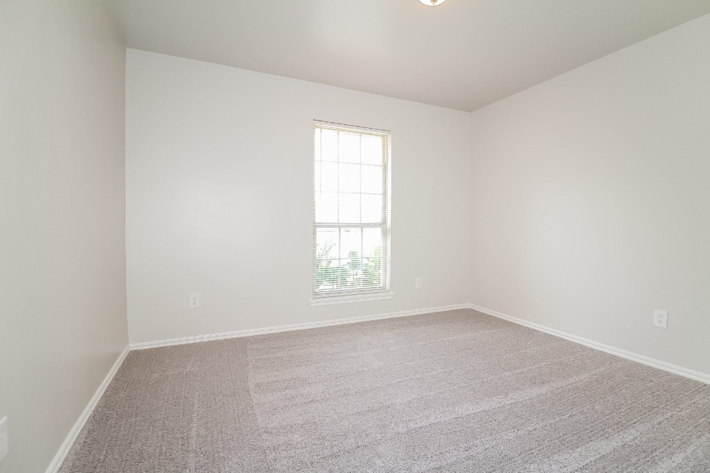 2660 Clarke Street - Photo 11