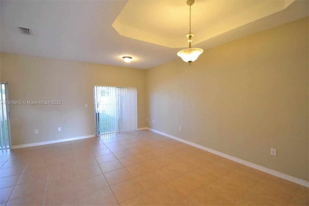 4952 Sw 128th Ave - Photo 1