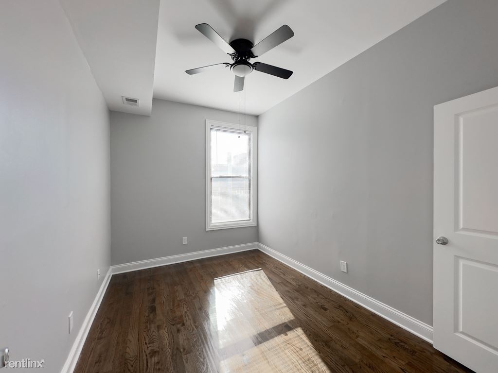 906 W. Montrose, Unit 8 - Photo 15