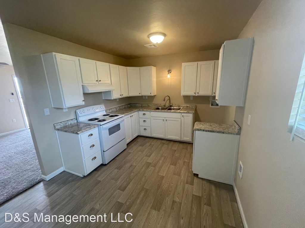 907 Sw 46th - Photo 1