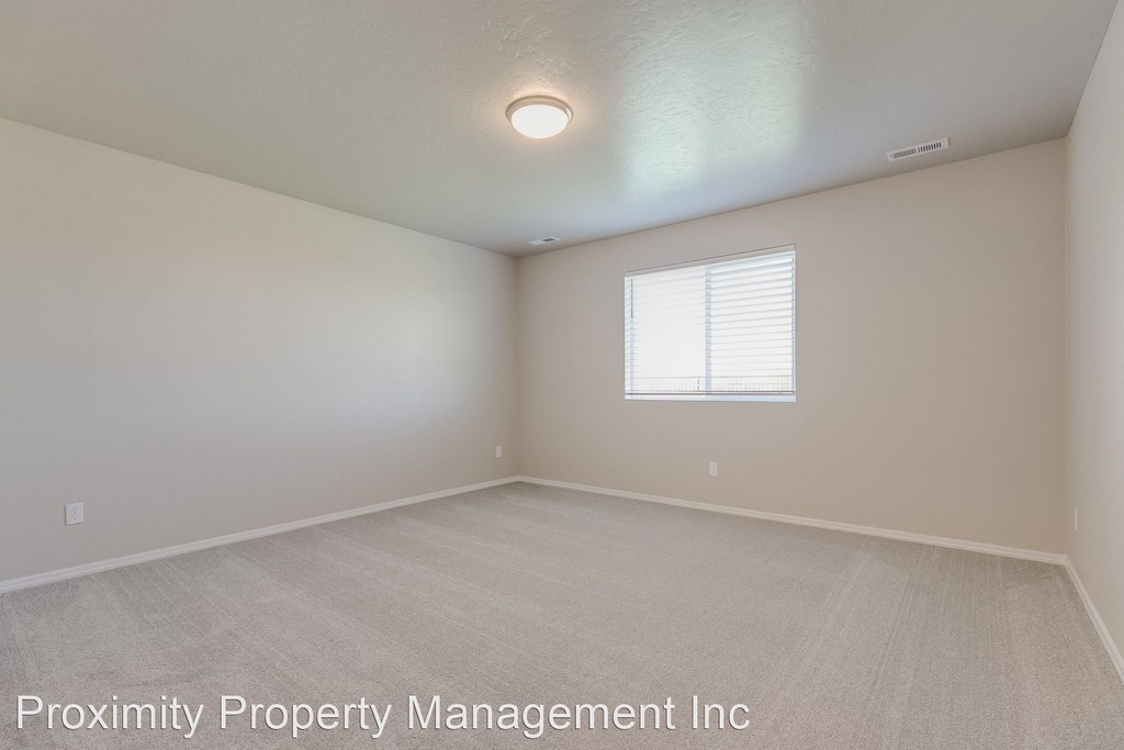 3165 N. Saratov Way - Photo 2