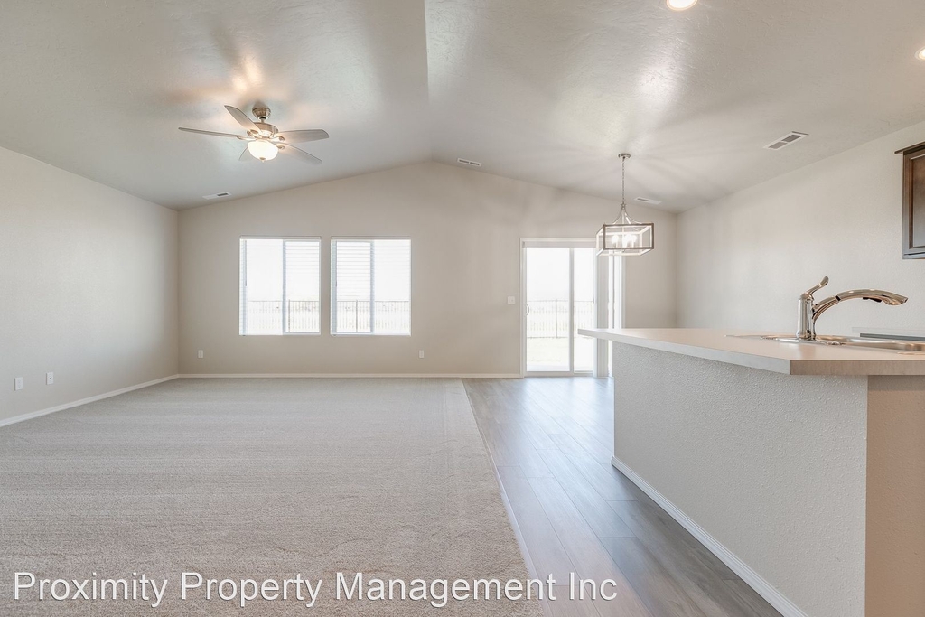 3165 N. Saratov Way - Photo 10