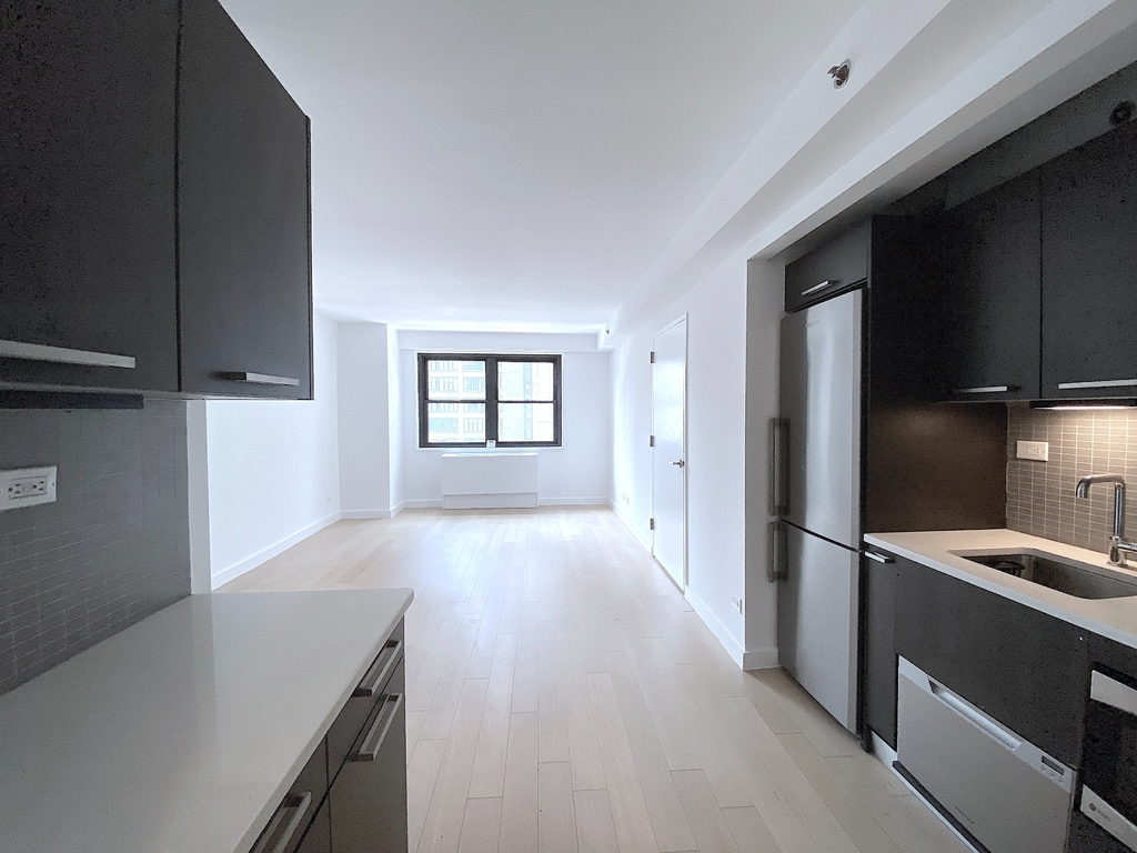 East 39th Street - Photo 0